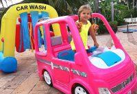 Diana and Papa Pretend Play car wash 12