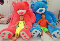 Diana and Roma play with Giant Teddy bears 18