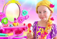 Alice Pretend Princess Rapunzel & Plays in the kids hair salon! 1